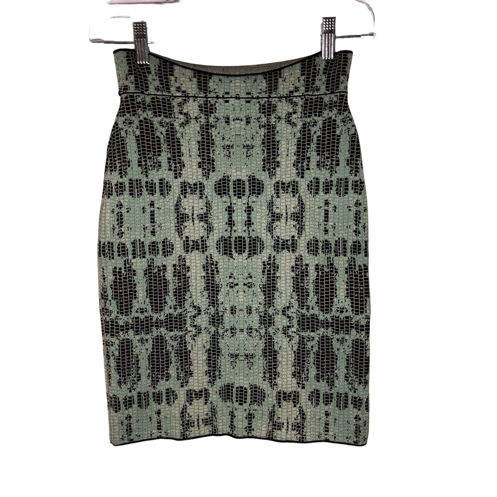 BCBG Wimens mini skirt S Great Quality
B1